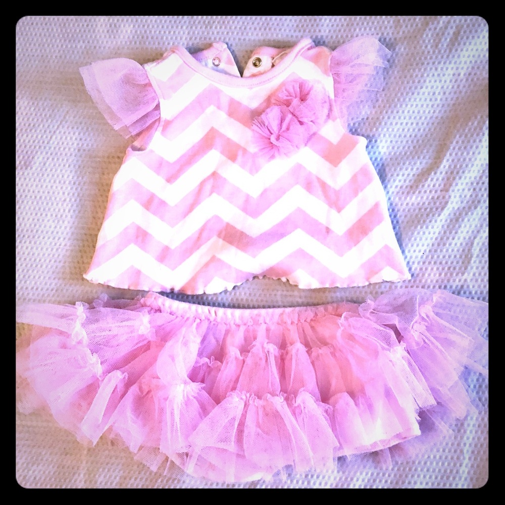 Pink/white baby outfit
